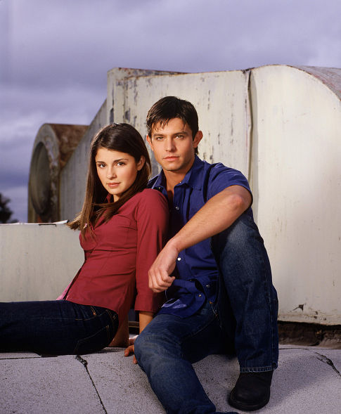 Jason Behr and Shiri Appleby in Roswell (1999)