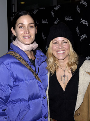Maria Bello and Carrie-Anne Moss at event of The Good Girl (2002)