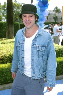 Gil Bellows at event of Blue's Big Musical Movie (2000)