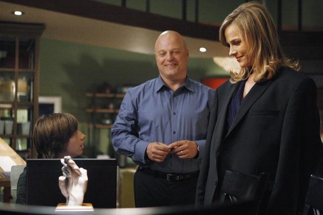 Still of Julie Benz and Michael Chiklis in No Ordinary Family (2010)