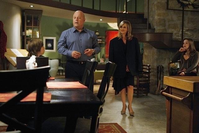 Still of Julie Benz, Michael Chiklis and Kay Panabaker in No Ordinary Family (2010)