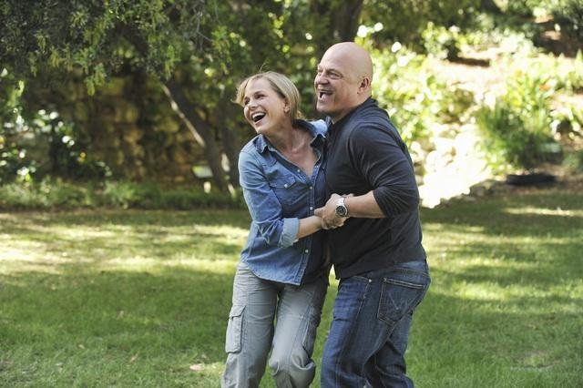 Still of Julie Benz and Michael Chiklis in No Ordinary Family (2010)