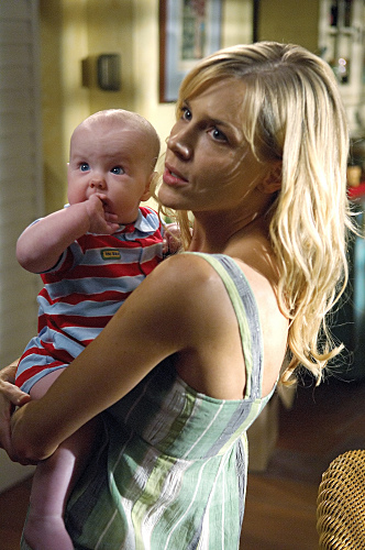 Still of Julie Benz in Deksteris (2006)