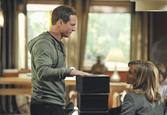 Still of Julie Benz and Jason Wiles in No Ordinary Family (2010)