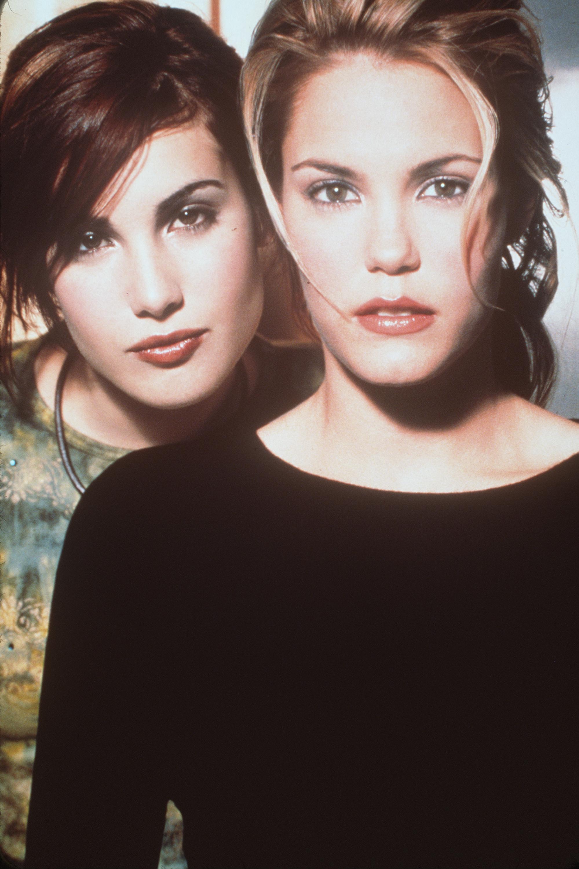 Still of Leslie Bibb and Carly Pope in Popular (1999)