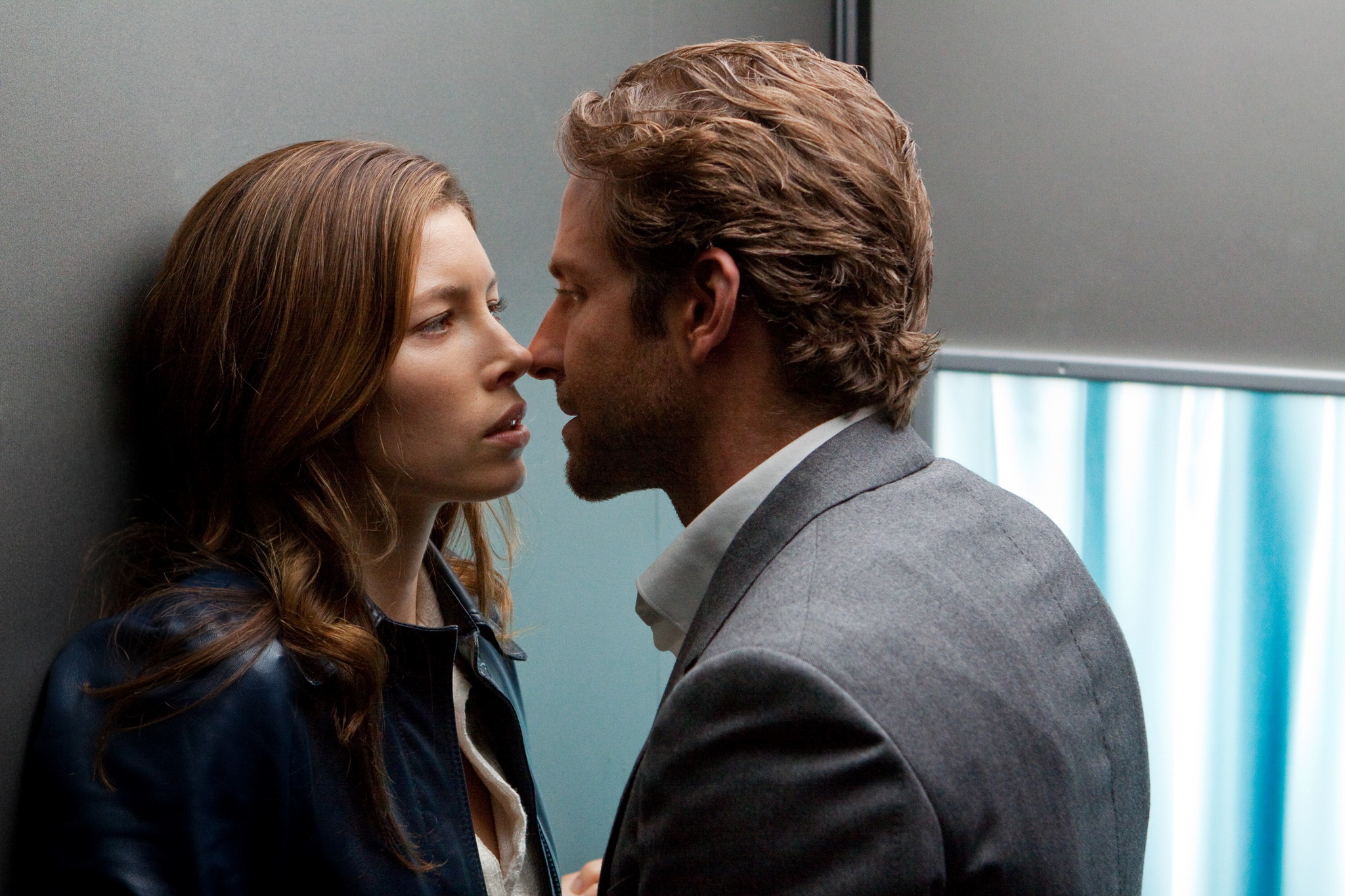 Still of Jessica Biel and Bradley Cooper in A komanda (2010)