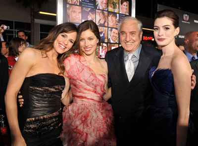 Anne Hathaway, Jessica Biel, Jennifer Garner and Garry Marshall at event of Valentino diena (2010)