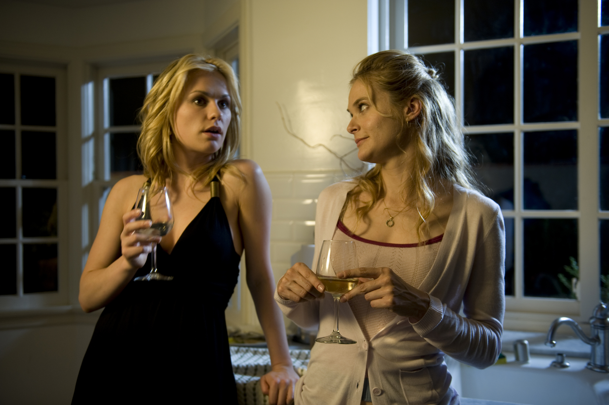 Still of Anna Paquin and Rachel Blanchard in Open House (2010)