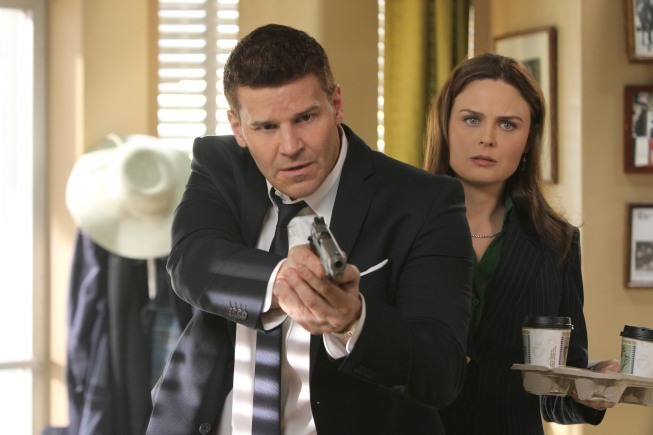 Still of David Boreanaz and Emily Deschanel in Kaulai (2005)