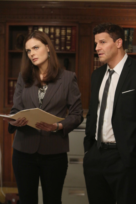 Still of David Boreanaz and Emily Deschanel in Kaulai (2005)