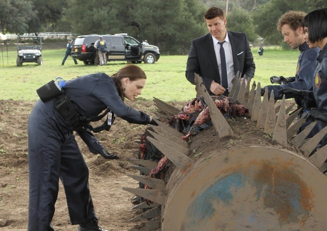 Still of David Boreanaz and Emily Deschanel in Kaulai (2005)