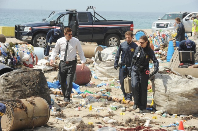 Still of David Boreanaz and Emily Deschanel in Kaulai (2005)