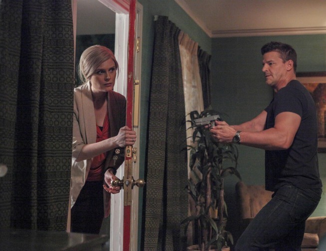 Still of David Boreanaz and Emily Deschanel in Kaulai (2005)