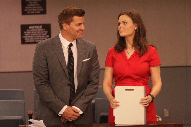 Still of David Boreanaz and Emily Deschanel in Kaulai (2005)