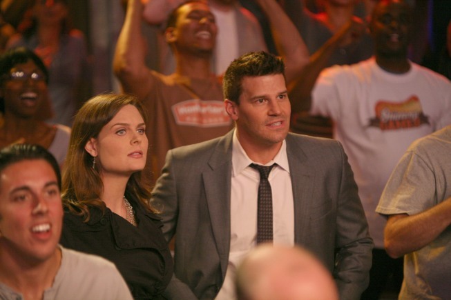 Still of David Boreanaz and Emily Deschanel in Kaulai (2005)