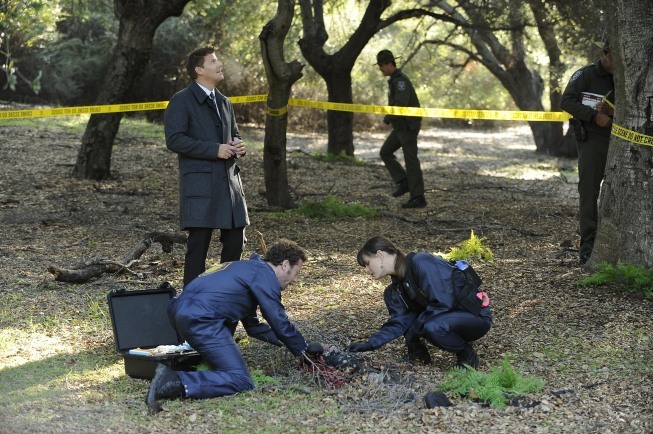 Still of David Boreanaz and Emily Deschanel in Kaulai (2005)