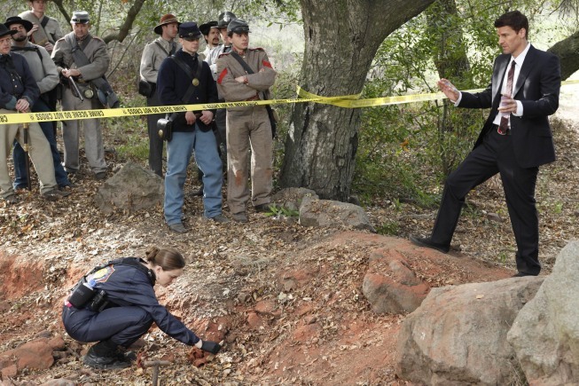 Still of David Boreanaz and Emily Deschanel in Kaulai (2005)