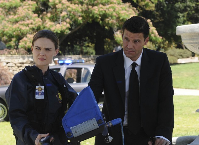 Still of David Boreanaz and Emily Deschanel in Kaulai (2005)