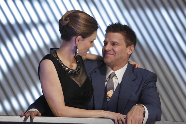 Still of David Boreanaz and Emily Deschanel in Kaulai (2005)