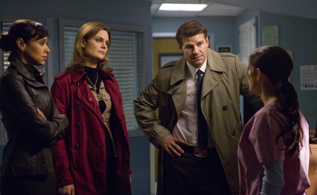 Still of David Boreanaz, Emily Deschanel and Tamara Taylor in Kaulai (2005)