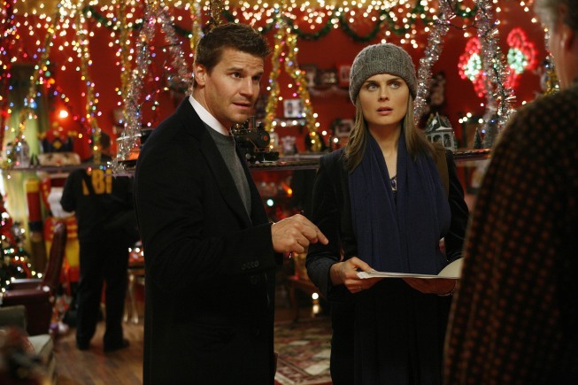 Still of David Boreanaz and Emily Deschanel in Kaulai (2005)