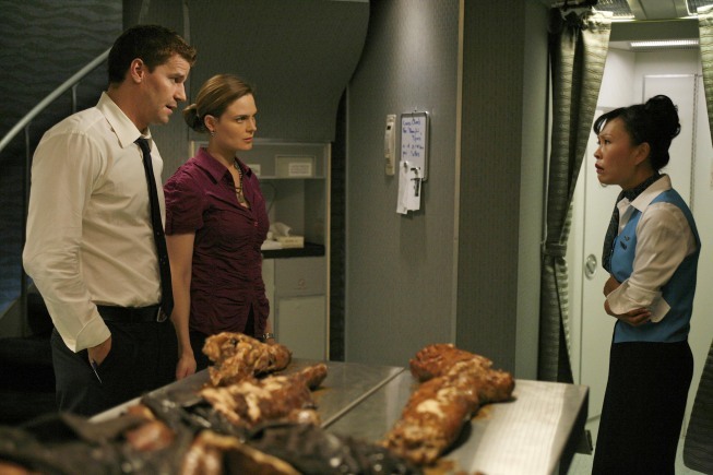 Still of David Boreanaz and Emily Deschanel in Kaulai (2005)