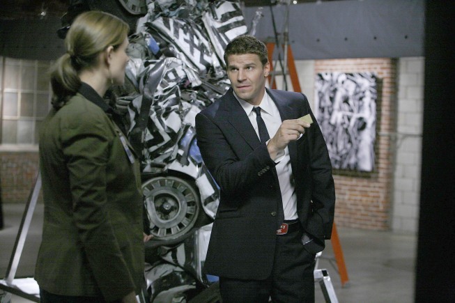 Still of David Boreanaz and Emily Deschanel in Kaulai (2005)