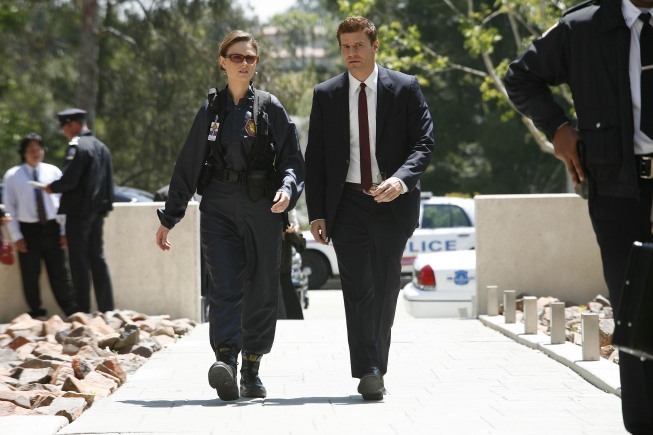 Still of David Boreanaz and Emily Deschanel in Kaulai (2005)