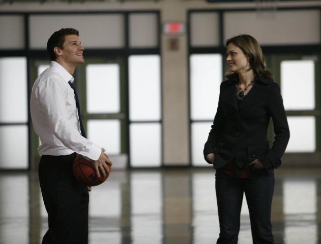 Still of David Boreanaz and Emily Deschanel in Kaulai (2005)