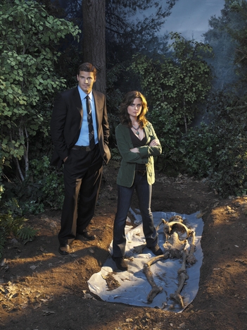 Still of David Boreanaz and Emily Deschanel in Kaulai (2005)