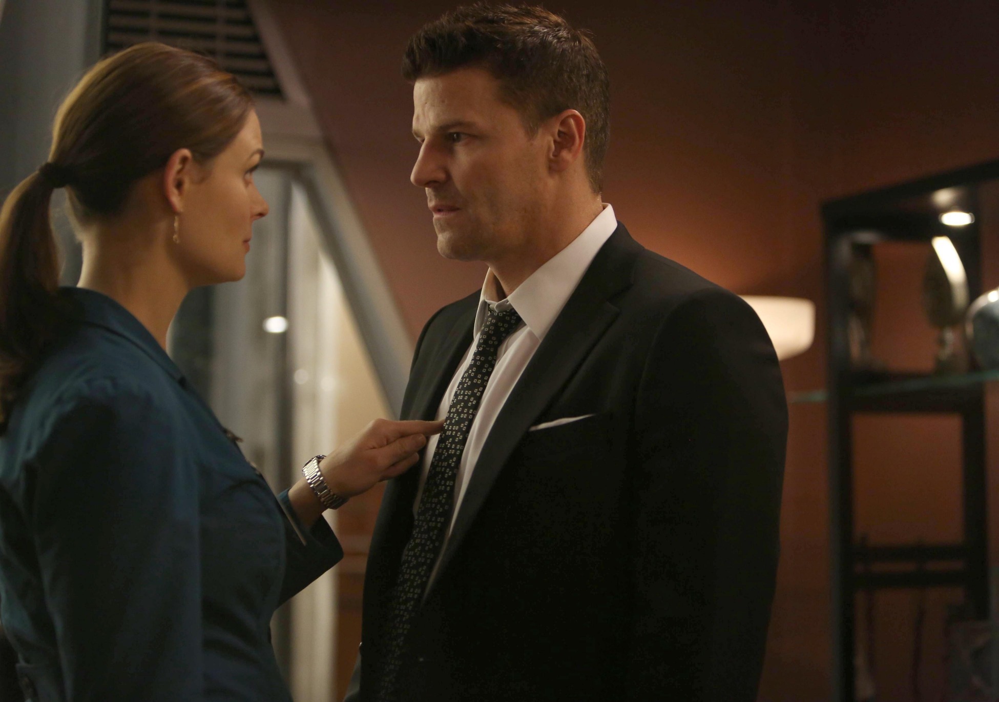 Still of David Boreanaz and Emily Deschanel in Kaulai (2005)