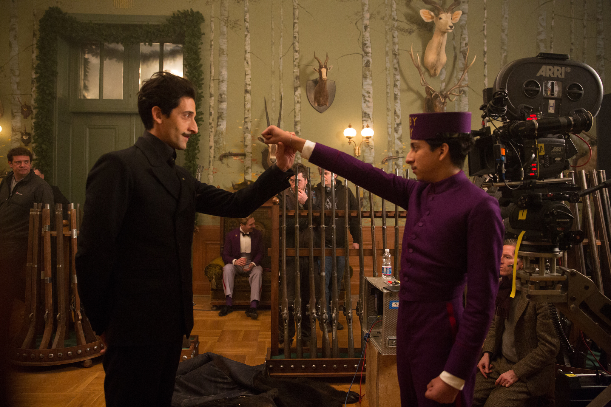 Still of Adrien Brody and Tony Revolori in Viesbutis Didysis Budapestas (2014)