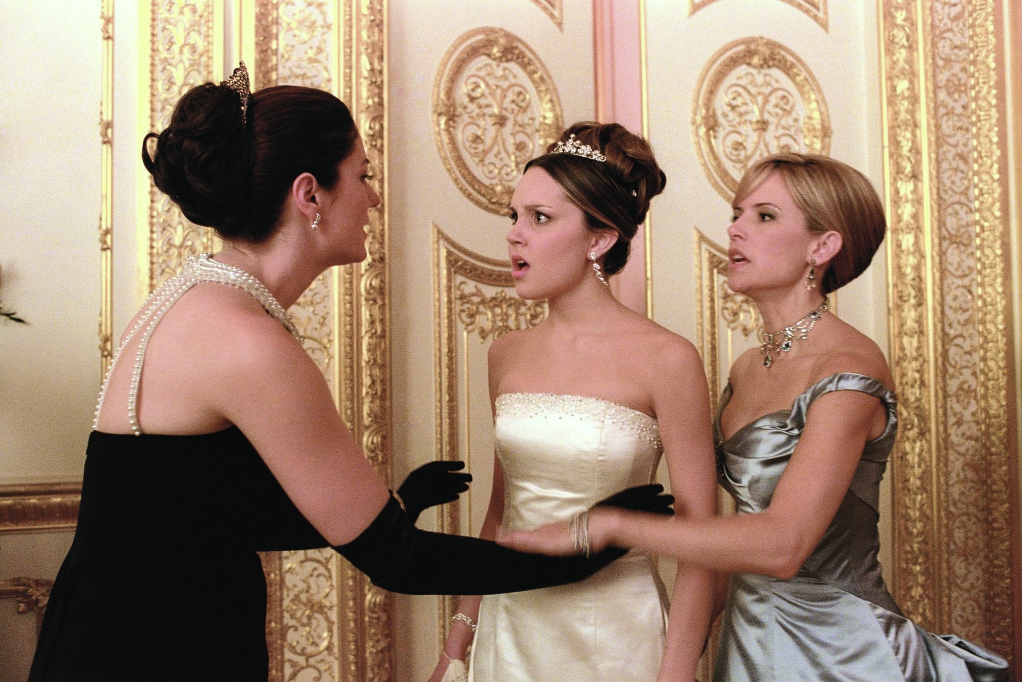 Still of Kelly Preston, Amanda Bynes and Anna Chancellor in What a Girl Wants (2003)