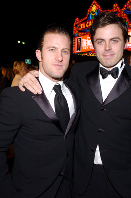 Casey Affleck and Scott Caan at event of Ocean's Twelve (2004)