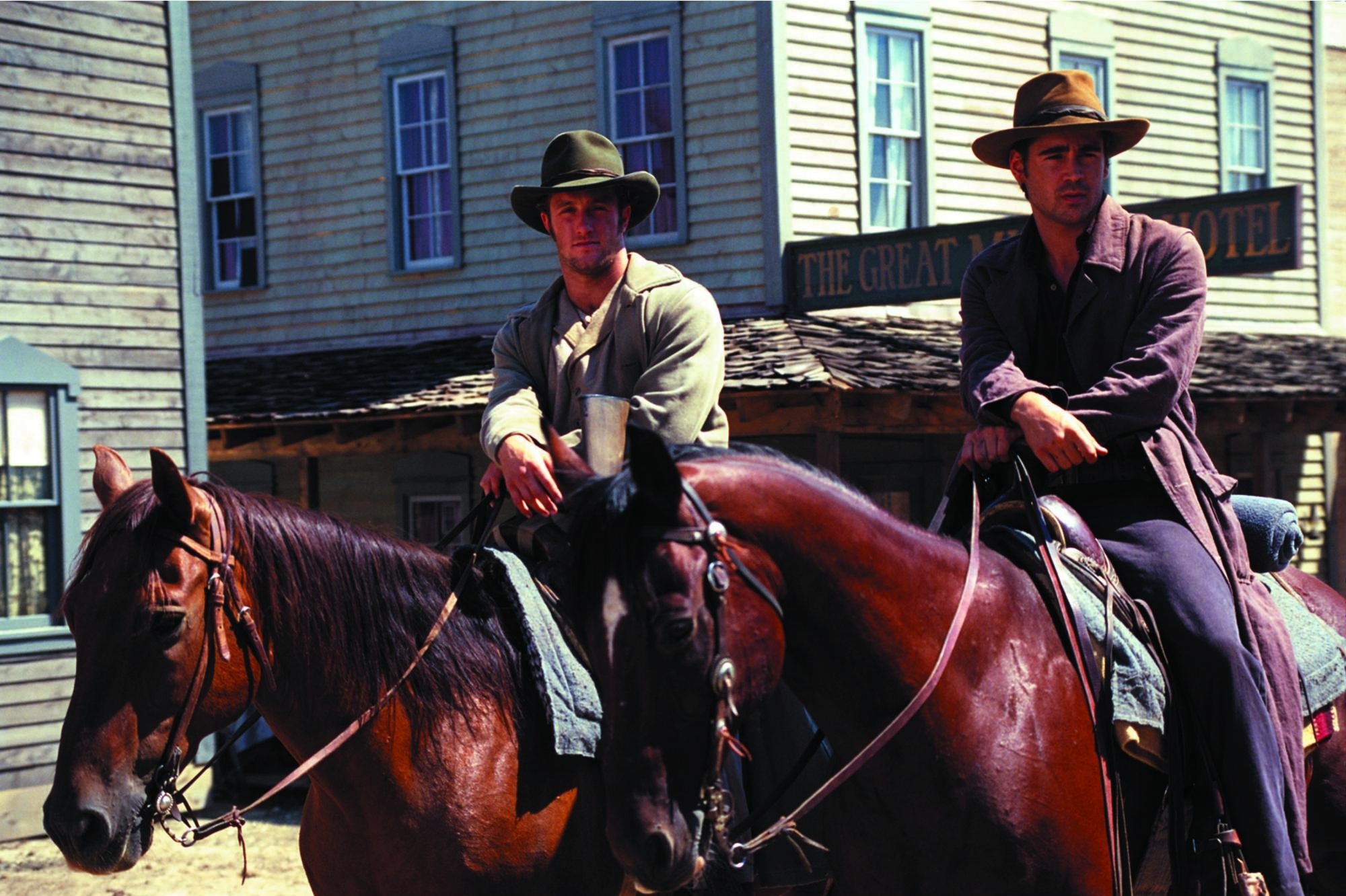 Still of Scott Caan and Colin Farrell in American Outlaws (2001)