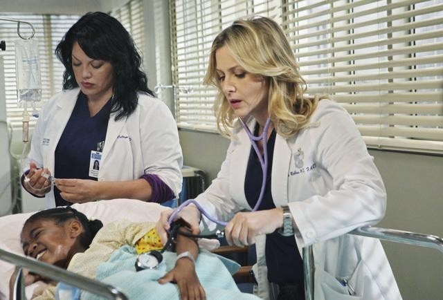 Still of Jessica Capshaw and Sara Ramirez in Grei anatomija (2005)