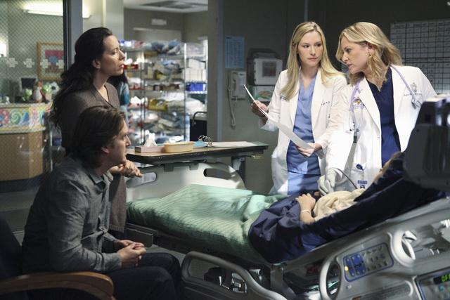 Still of Jessica Capshaw and Chyler Leigh in Grei anatomija (2005)