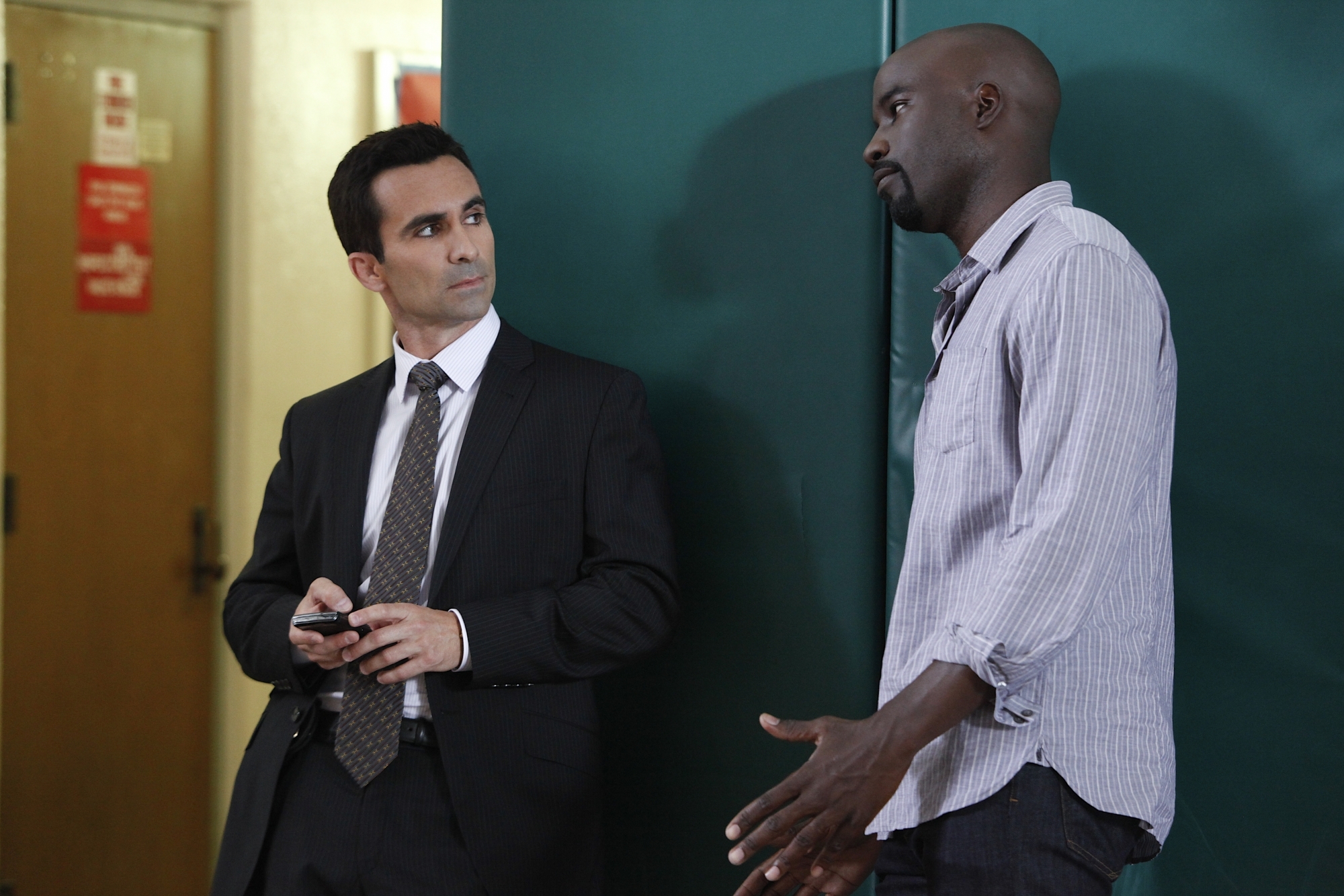 Still of Nestor Carbonell and Mike Colter in Ringer (2011)