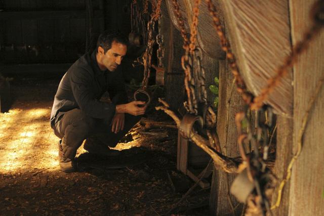Still of Nestor Carbonell in Dinge (2004)