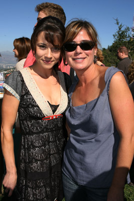 Linda Cardellini and Maura Tierney at event of Ligonines priimamasis (1994)