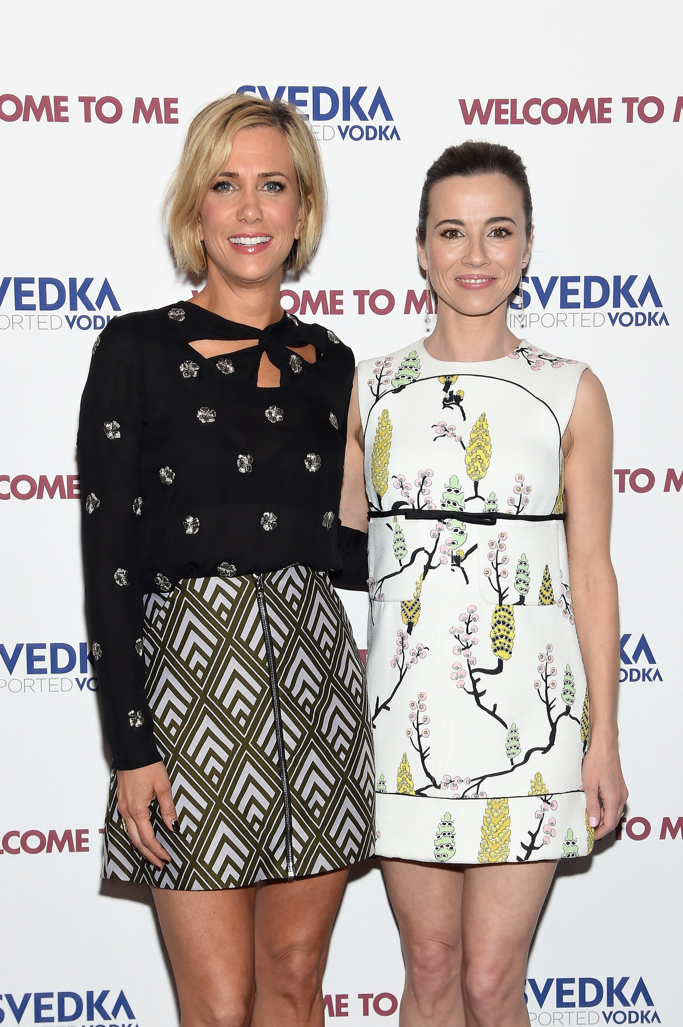 Linda Cardellini and Kristen Wiig at event of Welcome to Me (2014)