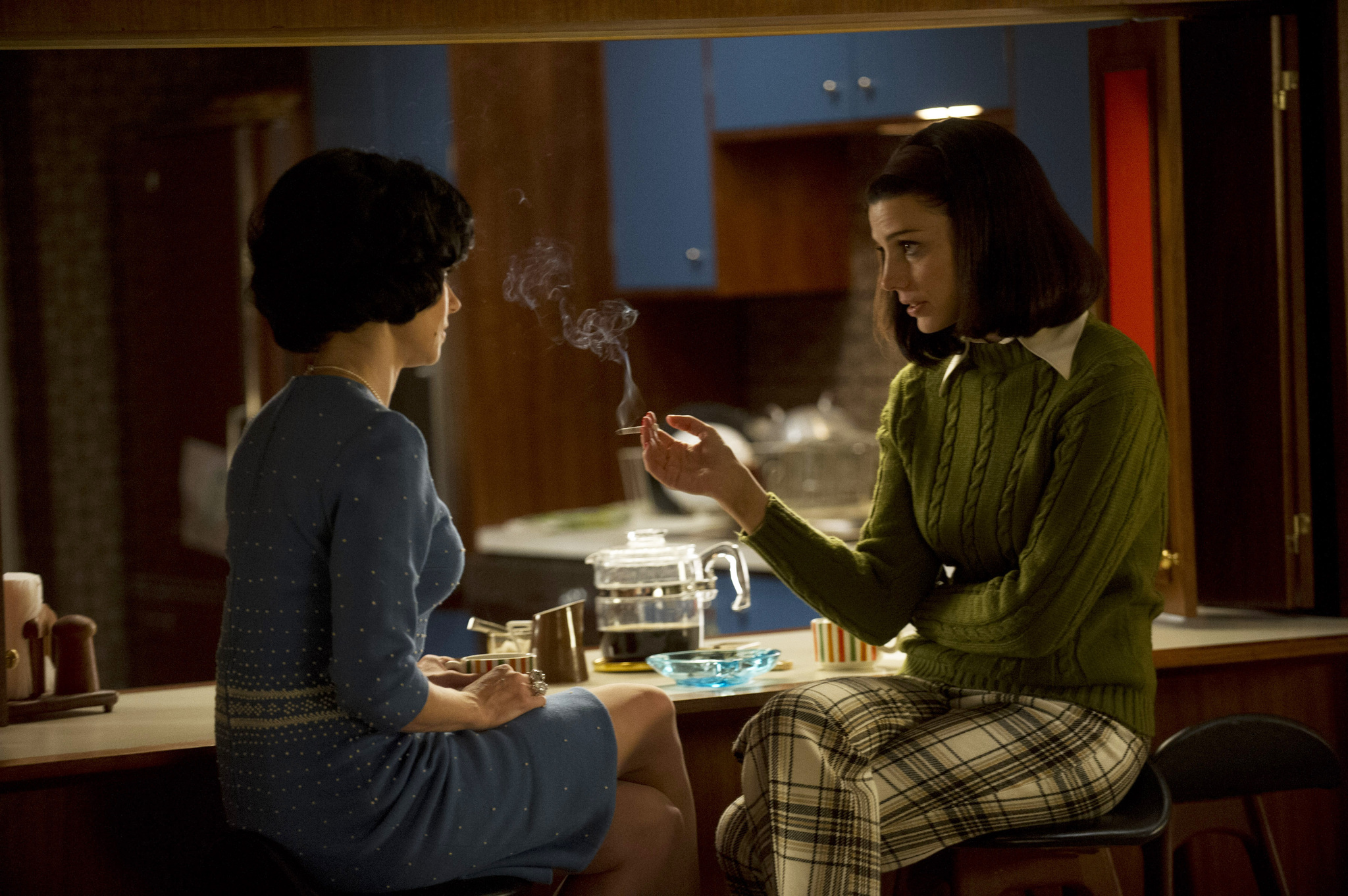 Still of Linda Cardellini and Jessica Paré in MAD MEN. Reklamos vilkai (2007)