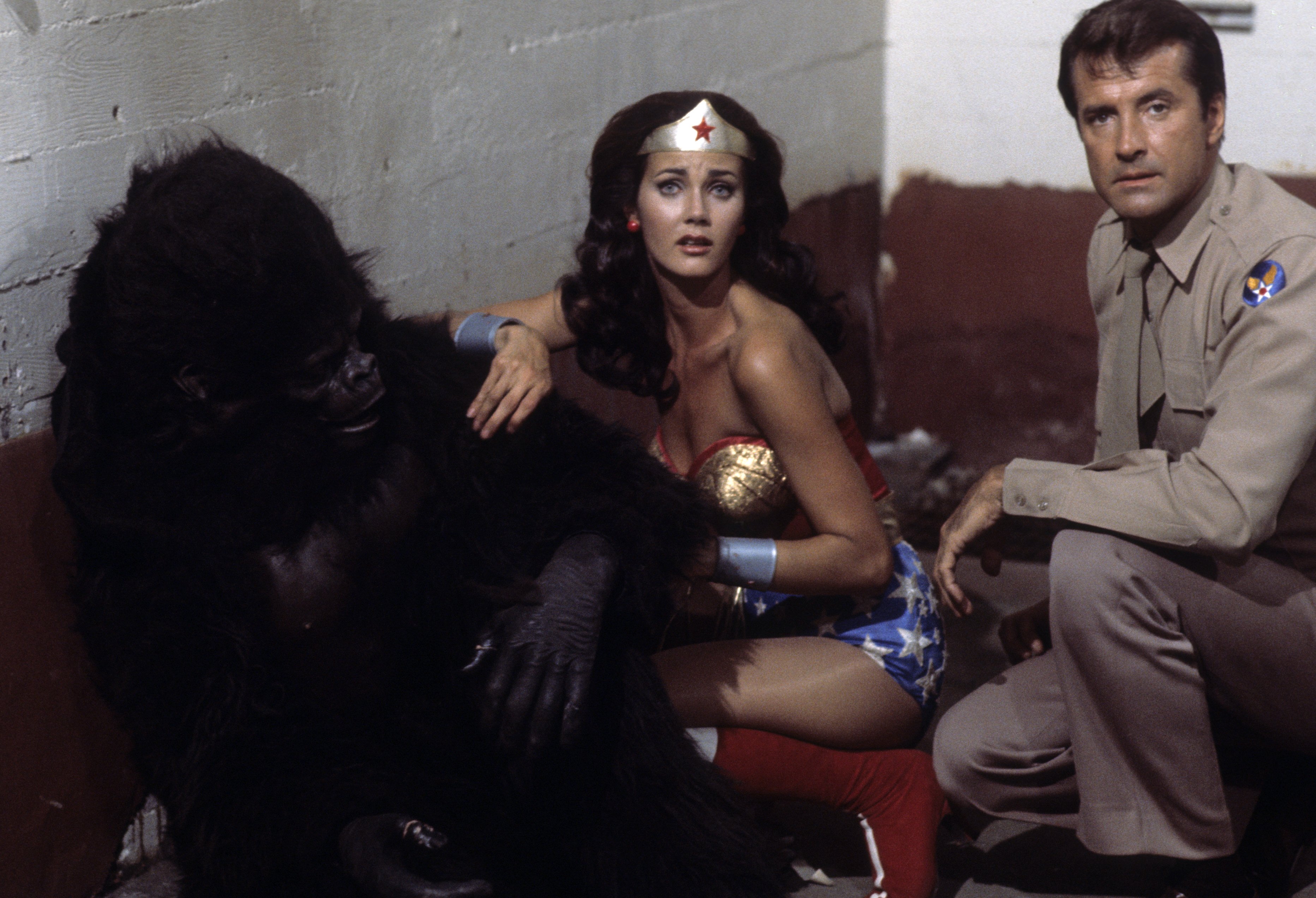 Still of Lynda Carter, Mickey Morton and Lyle Waggoner in Wonder Woman (1975)