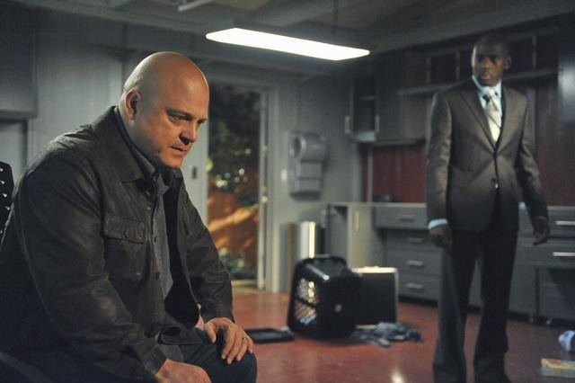 Still of Michael Chiklis and Romany Malco in No Ordinary Family (2010)