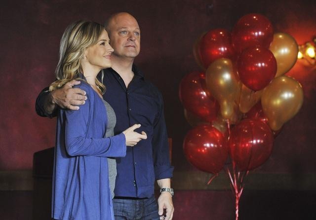 Still of Julie Benz and Michael Chiklis in No Ordinary Family (2010)