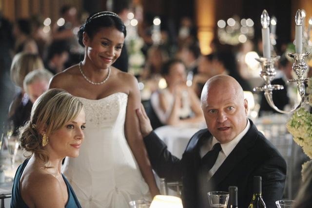 Still of Julie Benz, Michael Chiklis and Seema Lazar in No Ordinary Family (2010)