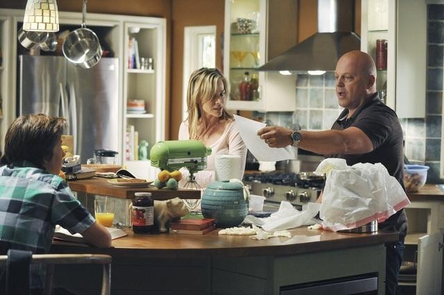 Still of Julie Benz and Michael Chiklis in No Ordinary Family (2010)