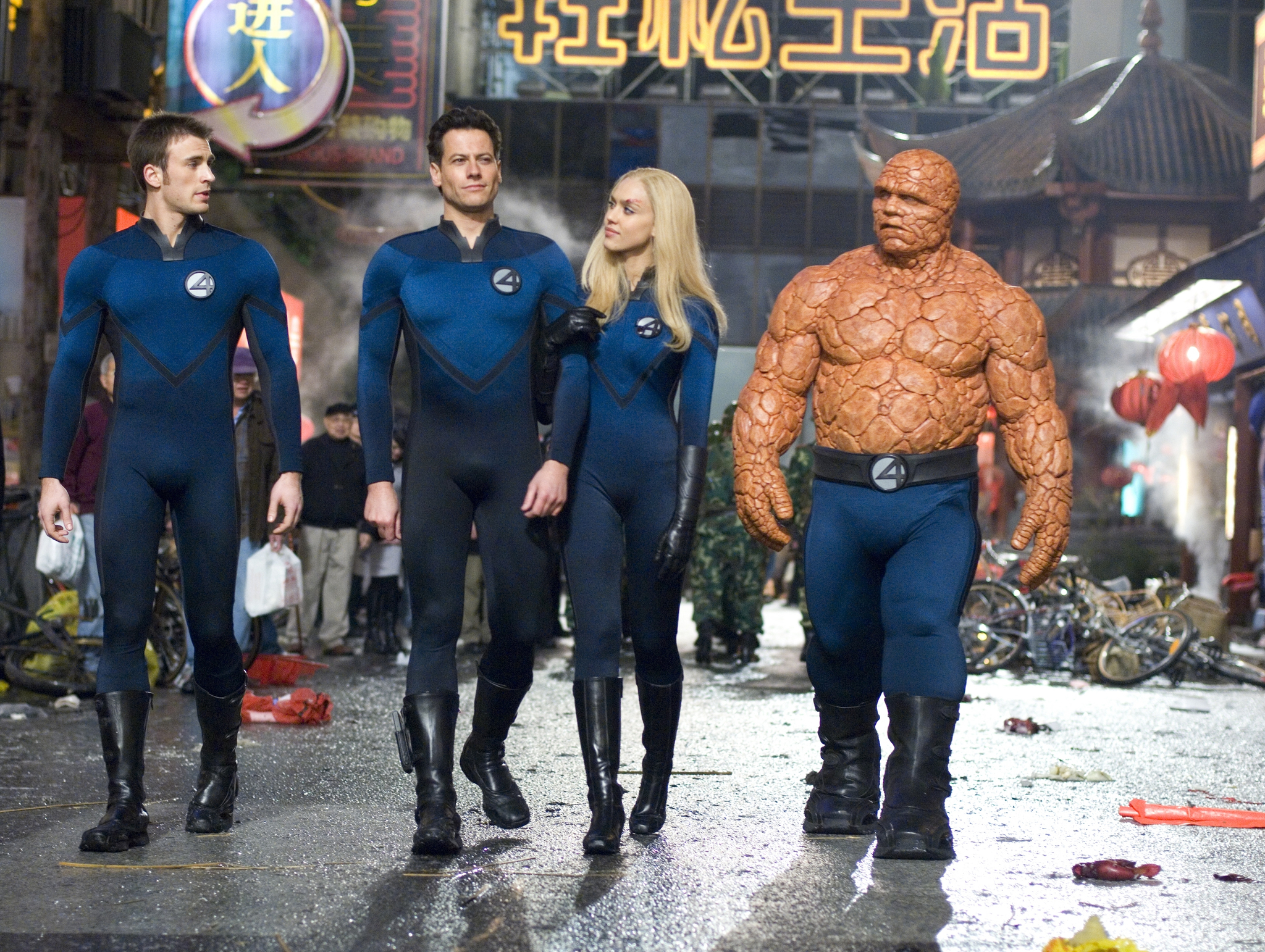 Still of Jessica Alba, Michael Chiklis, Chris Evans and Ioan Gruffudd in Fantastiskas ketvertas: sidabrinio banglentininko iskilimas (2007)