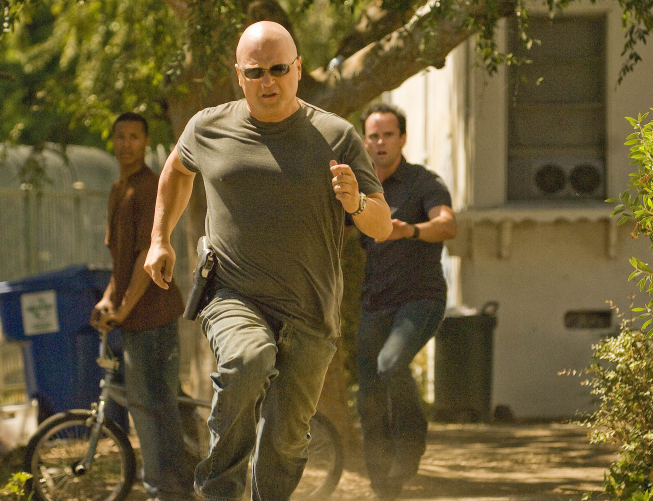 Still of Michael Chiklis and Walton Goggins in Skydas (2002)