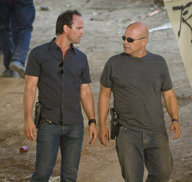 Still of Michael Chiklis and Walton Goggins in Skydas (2002)